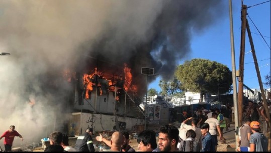 Refugjatët i vënë flakën kampit në Greqi, humbin jetën nënë e bijë (VIDEO)