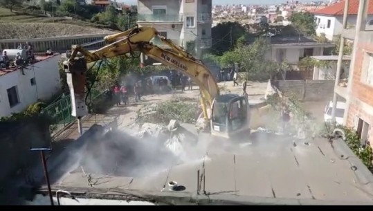 Shembet një banesë në Shkozë, 2 të tjerat nesër, Bumçi: Rama, më i zi se Enver Hoxha (VIDEO)