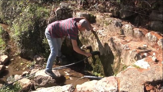 Klos- Një fshat i tërë pa ujë/ Banorët: Gratë tona i lajnë rrobat në burim me kusia dhe govata