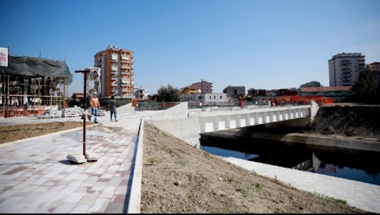 Kryeministri Rama inspekton punimet në lumin Gjanica dhe qendrën e Fierit (VIDEO)