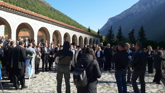 Baner me foton e Kacifasit në dorë/ Ndalohen të marrin pjesë në festën e 'JO-së' nëna, babai dhe motra e ekstremistit grek (VIDEO)