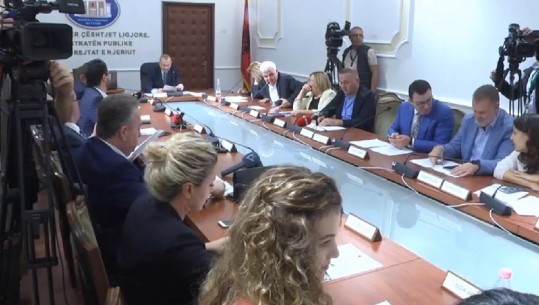 21 janari festë zyrtare/ Debate në Komisionin e Ligjeve, Manja përplaset me Alimadhin! Hyseni: Na rëndon buxhetin (VIDEO)