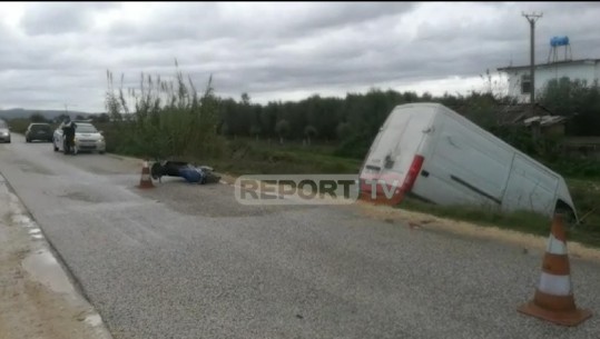 Furgoni përfundon në kanal pas përplasjes me motoçikletën në Fier, dy drejtuesit e mjeteve plagosen rëndë (VIDEO)