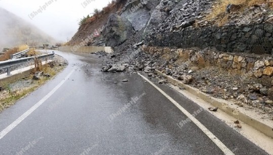 Kukës/ Shkëmbi rrezikon të shembet mbi aksin Ura e Zapodit-Shishtavec! Bllokohet njëri krah i qarkullimit në aksin Bajram Curri - Valbonë (VIDEO)