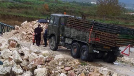 U shemb nga përmbytjet, ushtria zbarkon në Delvinë për të rindërtuar urën (FOTO+VIDEO)