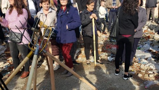 Sot afati i fundit për të liruar banesat/ Me sfurk e hunj në duar, banorët e Astirit mblidhen për rezistencë! 