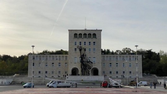 'Nëntori i Dëshmorëve'/ Vendoset tek Korpusi Universitar, stilizimi i Nënës Shqipëri