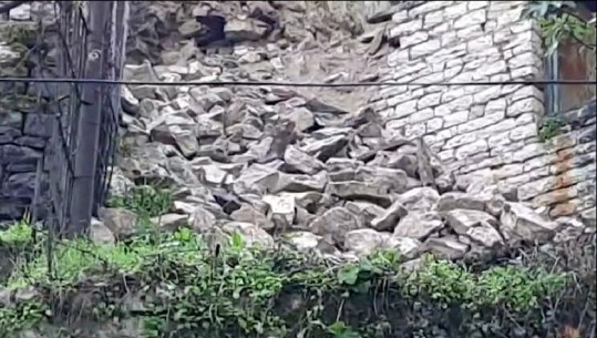 Moti i keq shemb një pjesë të banesës monument kulture në Gjirokastër (VIDEO)