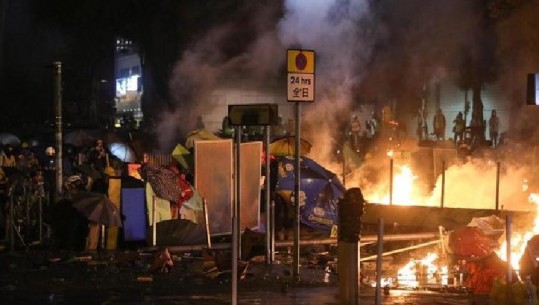 Hong Kong, policia shpërthen Politeknikun e okupuar nga protestuesit, qindra arrestime, reagon SHBA (VIDEO)