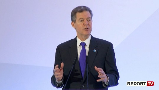 Ambasadori amerikan për Liritë Fetare, Brownback: Shpresoj të ketë dialog në politikën shqiptare (VIDEO)