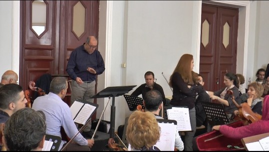 Koncerti “Rrjedh në këngë e ligjërime”/ Veprat e Feim Ibrahimit shikojnë dritën e skenës (VIDEO)