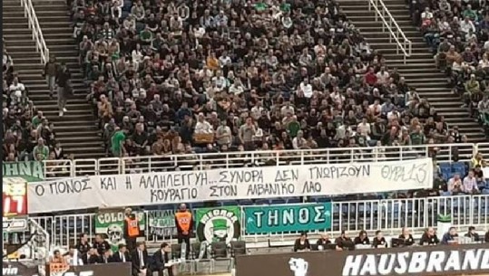 'Dhimbja nuk njeh kufij', tifozët grekë të Panathinaikos banderolë për shqiptarët