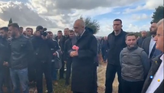 Me dy trëndafila na duar, Rama në varrimin e familjes Cara e Greku (VIDEO)