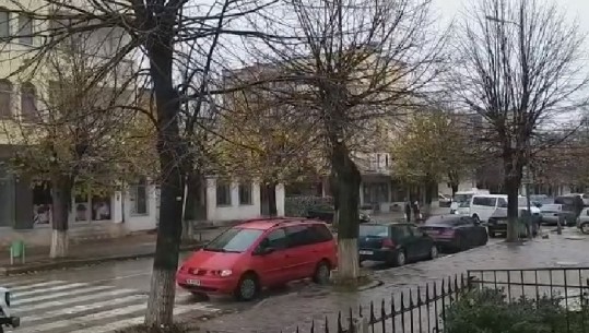 Ulen temperaturat, fillojnë reshjet e para të borës në qytetin e Kukësit! ARRSH: Ulni shpejtësinë në këtë aks rrugor (VIDEO)