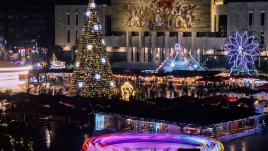 Tirana bëhet gati për të mikpritur festat e fundvitit, ja si po ndryshon sheshi “Skënderbej”