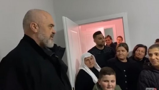 Shtëpi e re për Alesio Cakonin...fqinj me Aurelin në Kamzë! Fjalët përlotëse të gjyshes dhe një rrëfim për të mbijetuarin që humbi gjithë familjen (Video)