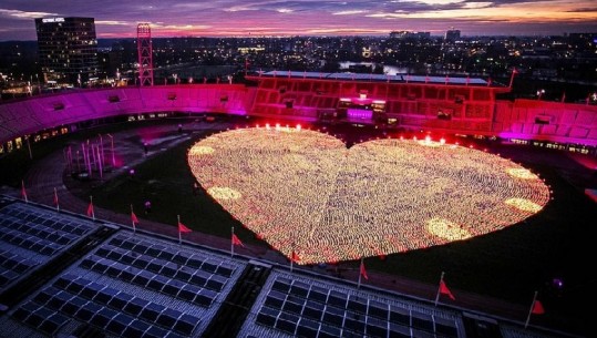 Çdo fener me emrin e një personi që lufton me kancerin...nisma sensibilizuese në Stadiumin Olimpik (FOTO)