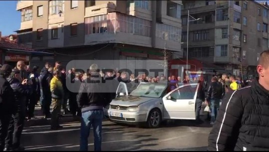 Korçë/ Digjet makina në ecje, brenda ndodheshin çifti me vajzën 7-vjeçare, nuk ka të lënduar (VIDEO)