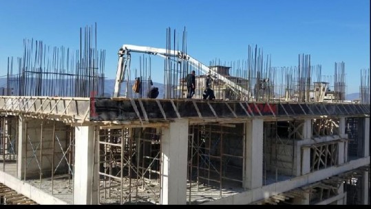 Këputja e presës së betonieres në Korçë, dërgohet në spital i plagosur një tjetër punëtor,  jashtë rrezikut për jetën