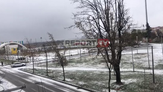 Nisin reshjet e borës në Korçë, deri më tani asnjë rrugë e bllokuar (VIDEO)