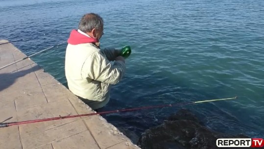 ‘Kam 15 vite që vij çdo ditë’! Peshkatarët në Vlorë: Pasion, por kur zë prenë është kënaqësi (VIDEO)