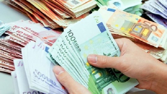 Euro e nis vitin 2020 me rritje të lehtë, këmbehet me 122 lekë 