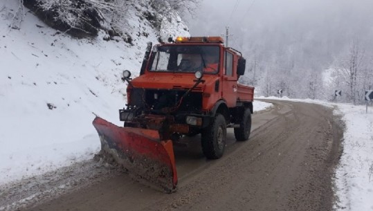 Reshje shiu e dëbore në të gjithë vendin, zbardhet Dibra e fshatrat turistike të Korçës (VIDEO)