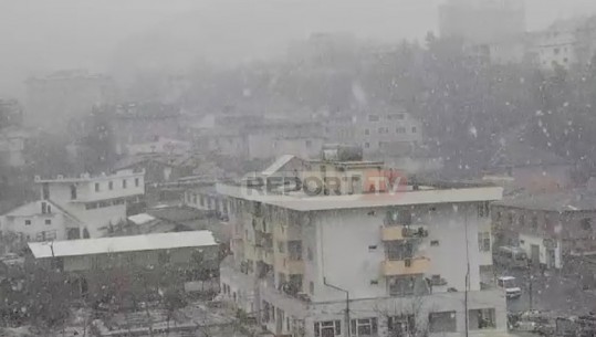 Nis dëbora në Dibër, në disa fshatra trashësia arrin deri në 15 cm! ARRSH: Qarkullim normal i makinave (VIDEO)