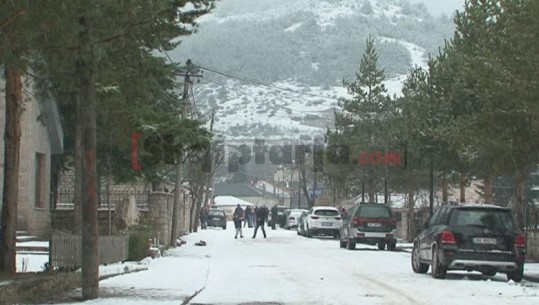 Mikpritja e ngrohtë në 'shtëpinë e dëborës', turistët të magjepsur nga Voskopoja: Na pëlqen çdo gjë (VIDEO)