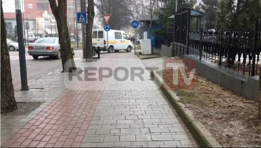 Akulli dhe mjegulla 'pushtojnë' Korçën, 20 persona paraqiten me fraktura në urgjencë (VIDEO)