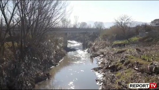 Lumi Ishëm 'pushtohet' nga mbeturinat dhe kimikatet (VIDEO)