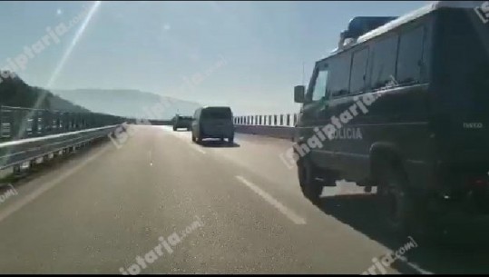 Nën masa të shumta sigurie, MOMENTI kur i shumëkërkuari për vrasje që qëlloi ndaj policisë dërgohet në spitalin e Vlorës