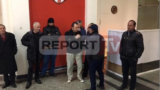 Banorët e Floqit protestë para prefekturës për banesat e dëmtuara nga tërmeti i 1 qershorit: Dëmshpërblimet vetëm në letër (VIDEO)