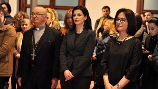 Ekspozitë me punimet e grave të dënuara, ministrja Gjonaj i ‘liron’ për disa orë (FOTO)