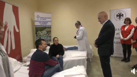 Të rinjtë e Universitetit të Sporteve dhurojnë gjak, Meta: Vetëm ata mund ta nxisin vullnetarizmin dhe kauzën me energjinë e tyre (VIDEO)