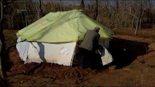 'Hyn shiu brenda!' Me dy vajza të sëmura, prej 2 muajsh familja nga Fushë-Kruja në çadër verore 