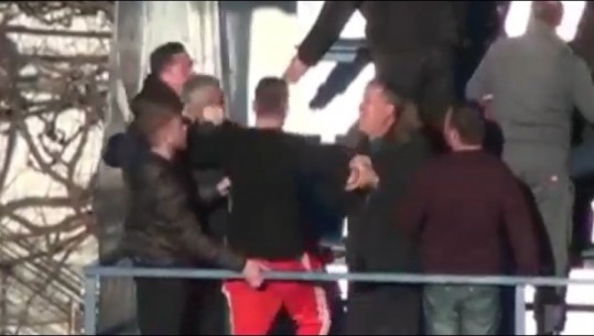 Ndërhyrje horror dhe përplasje me duar në tribunën ‘vip’ mes drejtuesve, tension në kategorinë e parë (VIDEO)