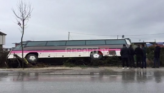 Përmbyset autobusi në Berat, shoferi: Devijova se më preu rrugën një fëmijë (PAMJET)