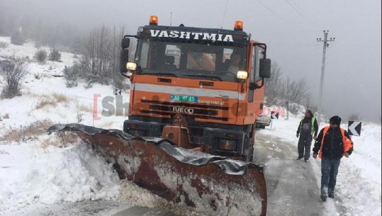 Korça e mbuluar nga dëbora, Qafa e Qarrit e kalueshme, Dardha me zinxhirë (FOTO-VIDEO)