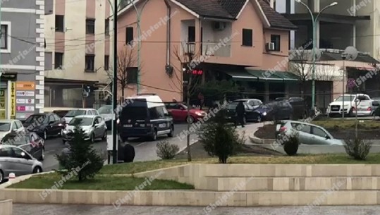 RENEA dhe FNSH rrethojnë Lezhën, kontrolle në banesa dhe biznese, disa të shoqëruar (VIDEO)