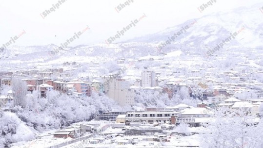 Pamje piktoreske, Peshkopia e zbardhur nga dëbora, por 40% të fshatrave mbeten pa energji