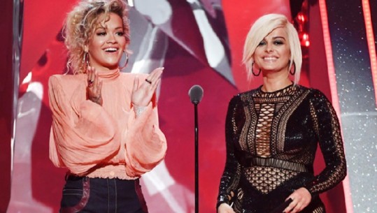 Bebe Rexha i dhuron Rita Orës një buqetë me lule për suksesin e 'Love'