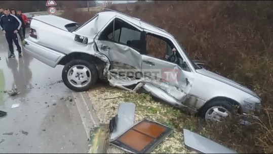 Benzi përplaset me taksinë në Fier, përfundon në kanal! 2 të plagosur (VIDEO)