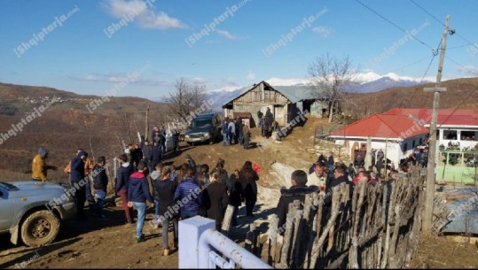 E trishtë/ Shokët e 14-vjeçarit që u asfiskua bashkë me nënën dhe motrën, me lule në dorë në shtëpinë e tyre