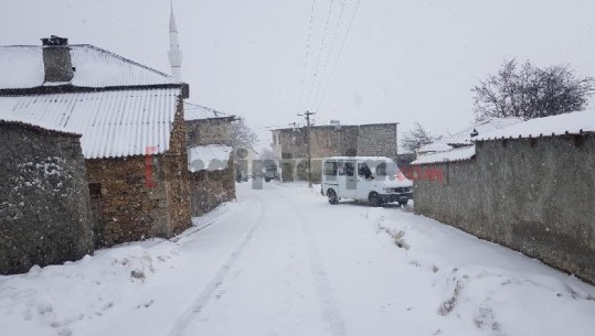 Vendi mbërthehet nga shiu dhe dëbora, zbardhen Kukësi dhe Korça (VIDEO)