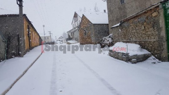 Dëbora mbulon zonat malore në Kukës