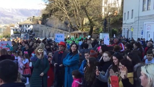 Kthehen pas 60 vitesh karnavalet në Gjirokastër, qyteti i gurtë 'pushtohet' nga maskat dhe kostumet (VIDEO)