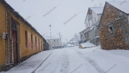 Shishtaveveci zbardhet nga dëbora, reshje shiu në zonat e ulëta (FOTO)