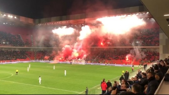 'Një shekull'! Koreografitë e ultrasve të dy tifozerive, i vendosin 'flakën' stadiumit në derbi (VIDEO)