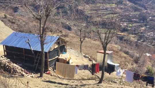 Familja me 4 anëtarë jetojnë në kasolle, apel për t'i ndihmuar, babai: Prej ditësh fëmijët hanë bukë thatë (VIDEO)